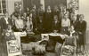 Naehmaschinenkurs der Firma Singer vor dem Rathaus um 1935